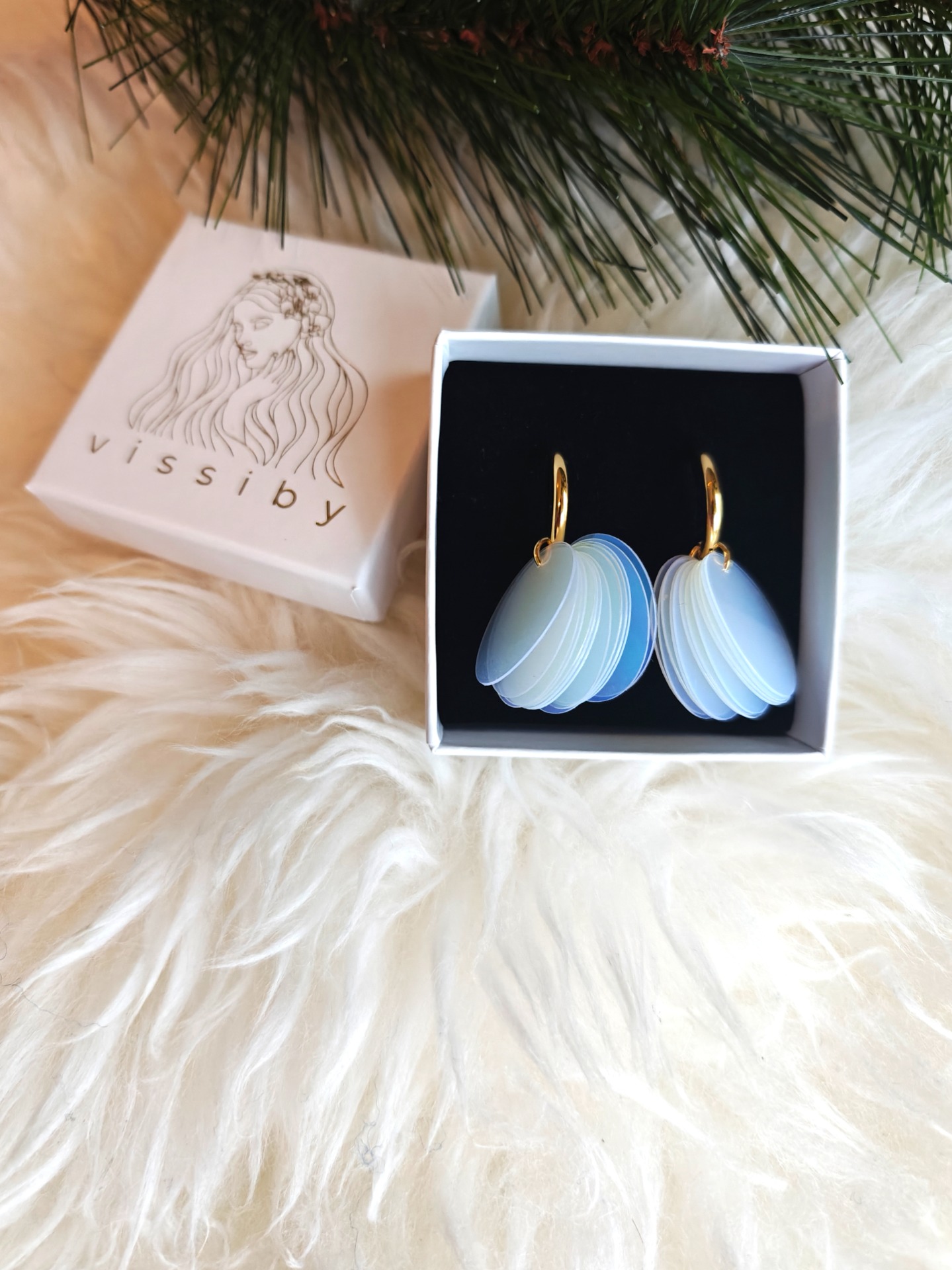 Kullanvärinen rengas, kullattua kirurginterästä.