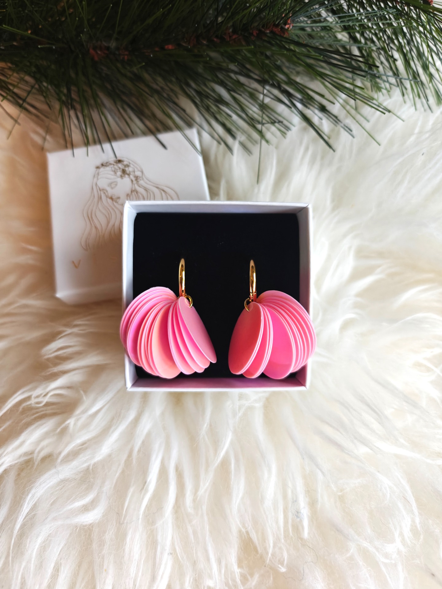 Kullanvärinen rengas, kullattua kirurginterästä.