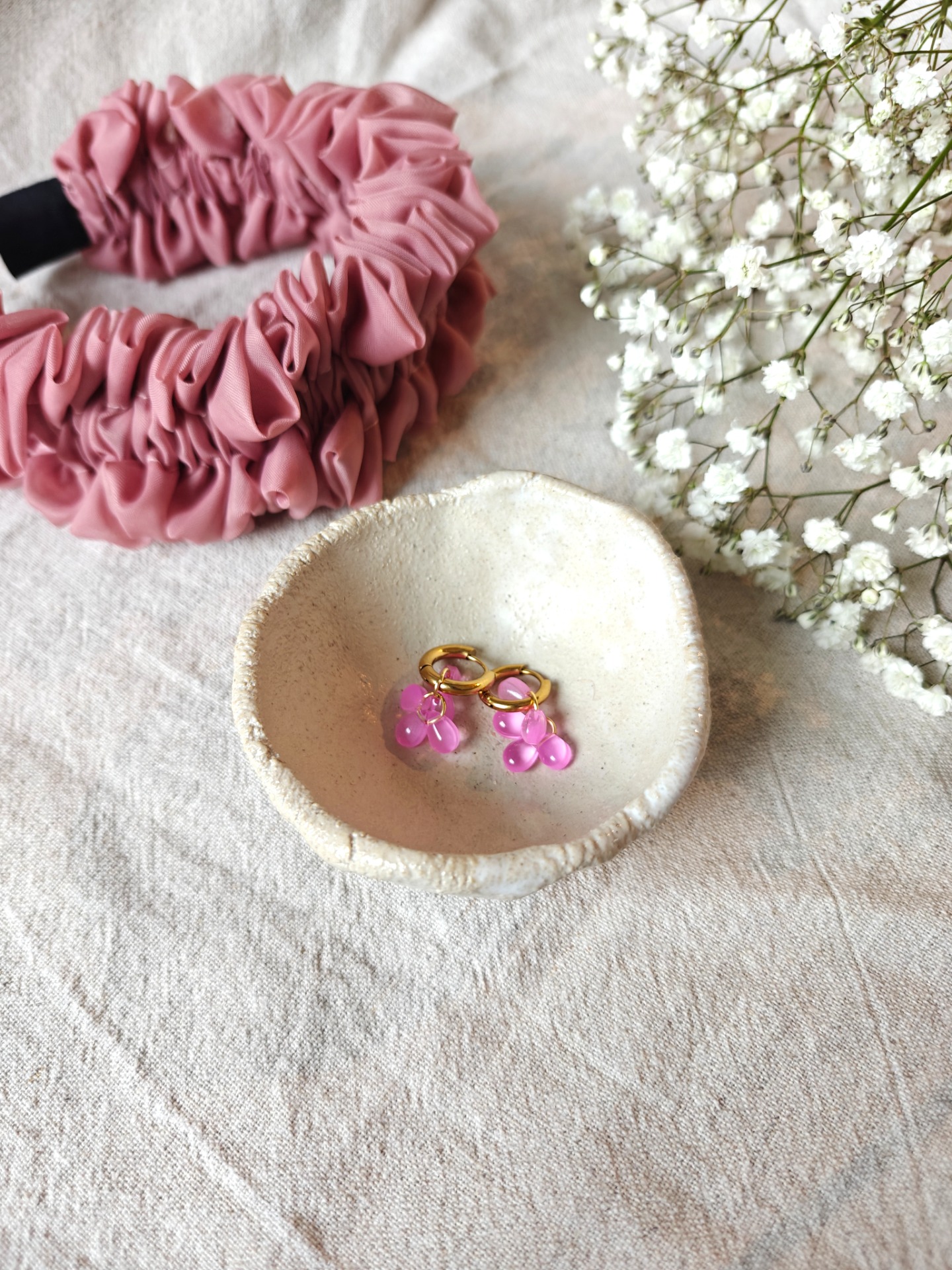 Kuvissa kullanvärinen rengas.